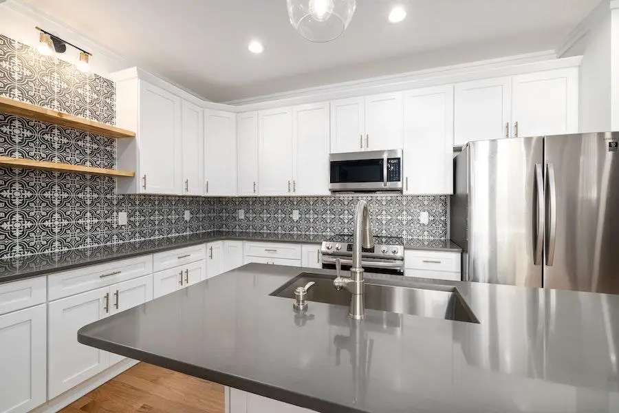 Kitchen Backsplash with White Cabinets: Timeless Elegance插图3